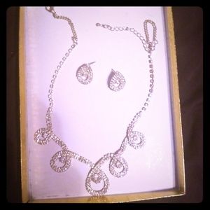 Rhinestone necklace w/matching earrings